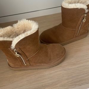 COPY - Brand new Kids Uggs size 4